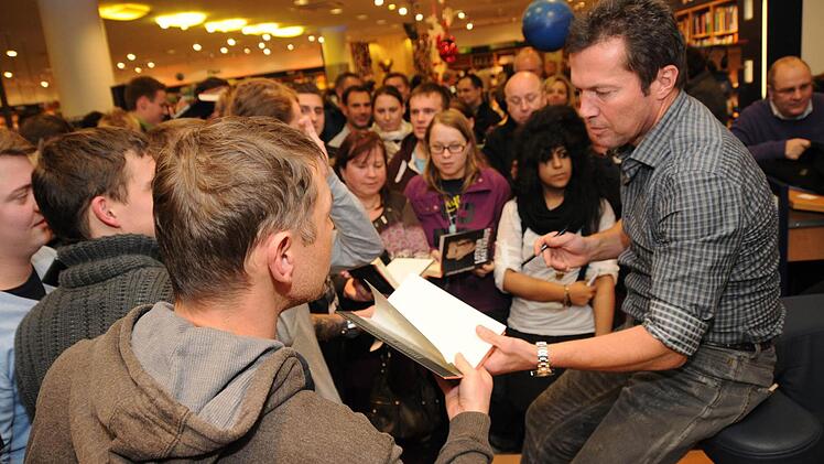 Jeder Autogrammwunsch wurde erfüllt: Lothar Matthäus nahm sich nach dem Gespräch mit Thomas Koschwitz ausgiebig Zeit für seine Fans. Fotos: Stefan Reinmann