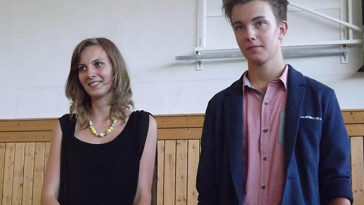 Lena Düsel und Johannes Mußmacher.jpg: Die beiden Jahrgangsbesten Lena Düsel und Johannes Mußmacher erhielten eine besondere Ehrung.