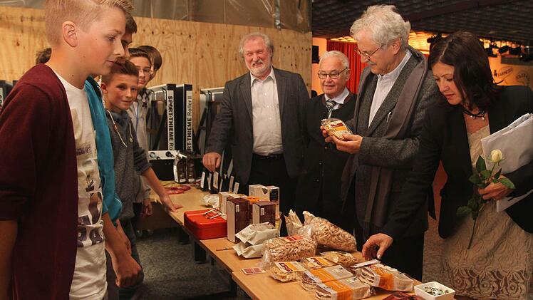 Kaufen "Fairtrade" (von rechts): Konrektorin Manuela Küfner, Paul Maar, Landrat Rudolf Handwerker und Schulleiter Hendryk Heckl.