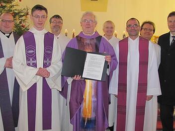 Die Kooperationsvereinbarung ist unterzeichnet (von links): Kaplan Norbert Förster, Pfarrer Thomas Dzikowski, Pastoralreferent Ralph Walta, Domkapitular Peter Wünsche, Gemeindereferentin Birgit Müller, Dekan Roland Huth, Pastoralreferent Tobias Bienert und Regionalreferent Clemens Grünbeck.  Foto: Martin Koch