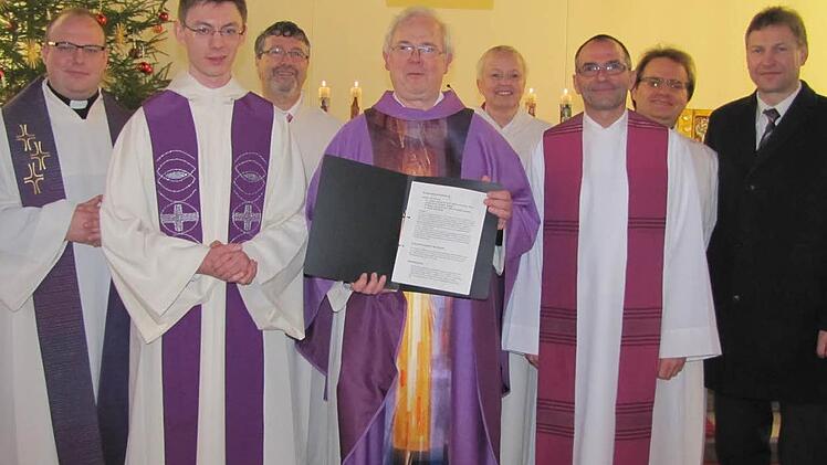 Die Kooperationsvereinbarung ist unterzeichnet (von links): Kaplan Norbert Förster, Pfarrer Thomas Dzikowski, Pastoralreferent Ralph Walta, Domkapitular Peter Wünsche, Gemeindereferentin Birgit Müller, Dekan Roland Huth, Pastoralreferent Tobias Bienert und Regionalreferent Clemens Grünbeck.  Foto: Martin Koch