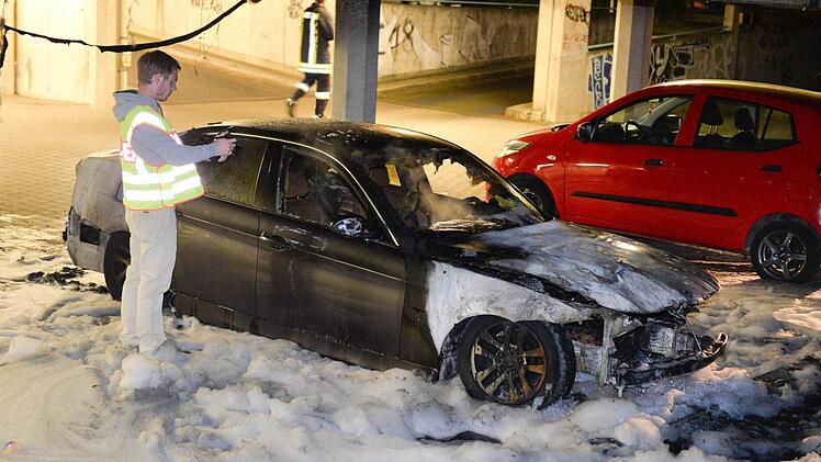 Das neben dem BMW abgestellte Fahrzeug wurde auch beschädigt.   Foto: Ronald Rinklef (Archiv)