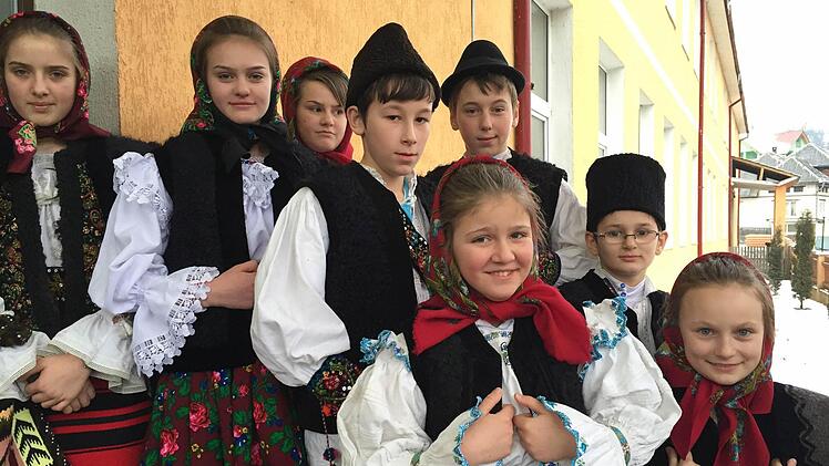In farbenprächtigen Trachten wurden die Haßfurter an der Schule in Botiza empfangen. Foto: Sabine Weinbeer
