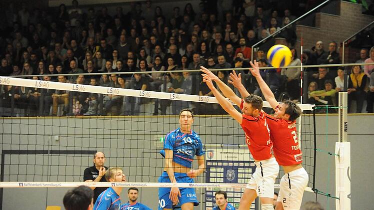 1:3 gegen den Tabellenführer verloren, aber wieder viele Sympathie-Punkte gewonnen haben Hammelburgs Volleyballer (blaue Trikots). Foto: Hopf