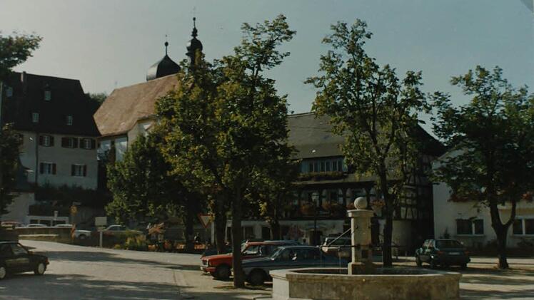 Marktplatz mit Brunnen und Gasthof 1985. Repro: Carmen Schwind