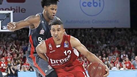 Maodo Lo (r.) gibt Vollgas und zieht an Devin Booker vorbei.