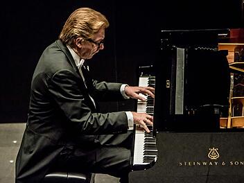 Der Pianist Hans-Dieter Bauer wurde bei seinem Soloabend bei der Gesellschaft der Musikfreunde gefeiert. Foto: Jochen Berger