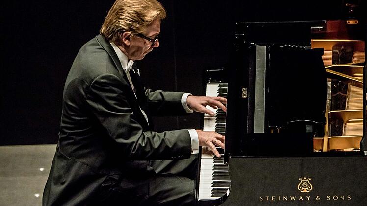 Der Pianist Hans-Dieter Bauer wurde bei seinem Soloabend bei der Gesellschaft der Musikfreunde gefeiert. Foto: Jochen Berger