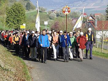 Bei Machtilshausen "den Berg hinan" ist für die Vierzehnheiligenpilger ein erster "Vorgeschmack" auf Kommendes. Foto: Winfried Ehling
