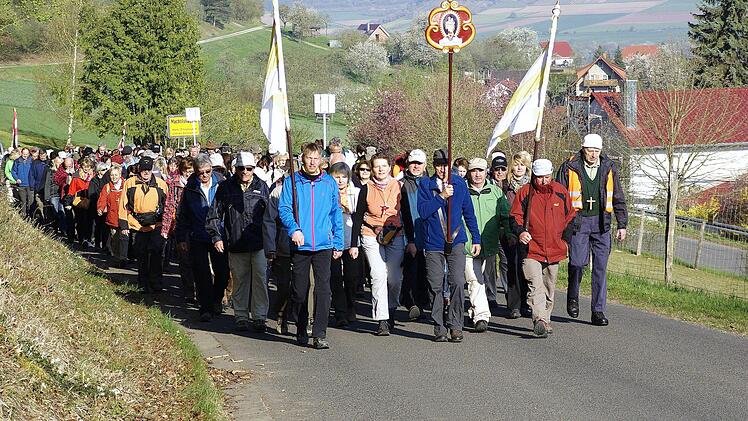 Bei Machtilshausen "den Berg hinan" ist für die Vierzehnheiligenpilger ein erster "Vorgeschmack" auf Kommendes. Foto: Winfried Ehling