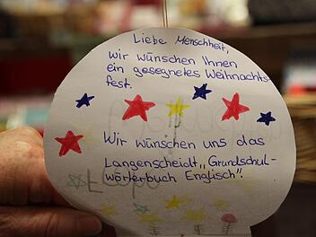 Mit kreativen Basteleien wünschten sich die Schüler der St. Martin Schule  Riedenberg Bücher für ihre Klassenbücherei. Foto: Ulrike Müller