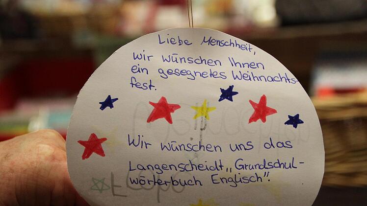 Mit kreativen Basteleien wünschten sich die Schüler der St. Martin Schule  Riedenberg Bücher für ihre Klassenbücherei. Foto: Ulrike Müller