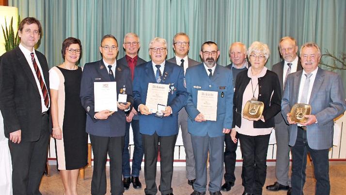 Bei der Ehrung (v. l.): Landrat Hermann Ulm, Anja Gebhardt, Stefan Lochner, Konrad Galster (Dritter Bürgermeister), Gerhard Gebhard, Michael Knörlein (Zweiter Bürgermeister), Otto Kraus, Johannes Galster, Maria Gebhard, Eberhard Hofmann und Georg Maltenberger Foto: Sebastian Müller