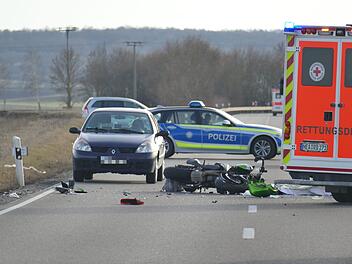 Ein Motorradfahrer ist bei einem Unfall t&ouml;dlich verletzt worden. Die Stra&szlig;e ist seit dem Unfall gesperrt. Foto: O&szlig;wald/NEWS5