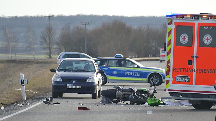 Ein Motorradfahrer ist bei einem Unfall t&ouml;dlich verletzt worden. Die Stra&szlig;e ist seit dem Unfall gesperrt. Foto: O&szlig;wald/NEWS5