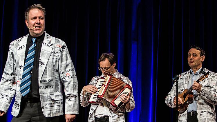 Heftigen Applaus verdiente sich das Trio TBC beim Gastspiel im ausverkauften Coburger Kongresshaus Rosengarten mit seinem satirischen Jahresrückblick.Foto: Jochen Berger