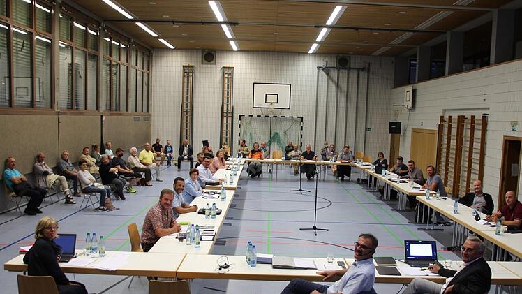 Wegen der Coronaauflagen trifft sich der Gemeinderat Nüdlingen in der Schlossberghalle. Foto: Ellen Mützel