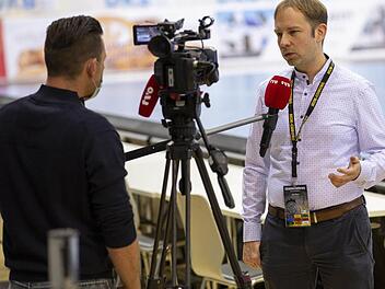Auch als Geschäftsführer ein gefragter Interviewpartner, hier beim Heimspiel gegen Magdeburg: Jan Gorr  Foto: Uwe Gick