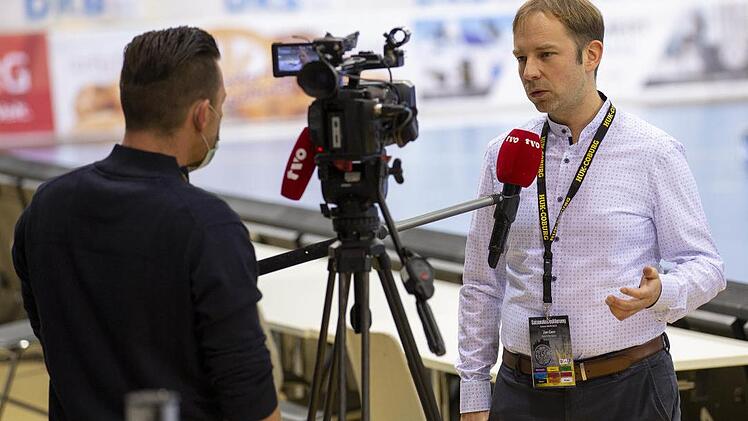 Auch als Geschäftsführer ein gefragter Interviewpartner, hier beim Heimspiel gegen Magdeburg: Jan Gorr  Foto: Uwe Gick