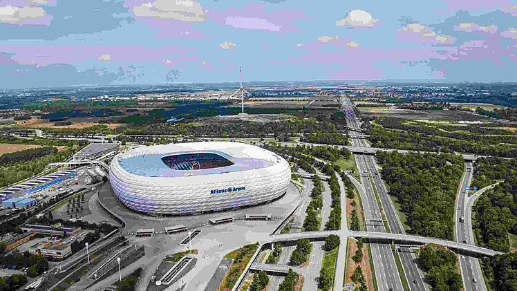 Luftaufnahme des Fußballstadions Allianz Arena. Es wurde von Herzog de Meuron und ArupSport entworfen. MÜNCHEN, DEUTSCHLAND - AUGUST 2022