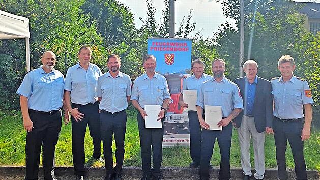 Kreisbrandmeister Florian Kügler, zweiter Kommandant Peter Jungkunz, Kommandant Matthias Folger, Michael Folger, Peter Hornung, Martin Eckert, stellv. Landrat Bruno Kellner und Kreisbrandinspektor Andreas Schnapp beim Sommerfest.