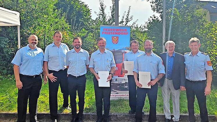 Kreisbrandmeister Florian Kügler, zweiter Kommandant Peter Jungkunz, Kommandant Matthias Folger, Michael Folger, Peter Hornung, Martin Eckert, stellv. Landrat Bruno Kellner und Kreisbrandinspektor Andreas Schnapp beim Sommerfest.