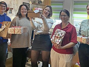 Auf der Station in der Kinder-Arche (v.l.): Paul M&uuml;ller, stellvertretende Schulleiterin Julia Lambert, Rebecca Jess, Yvonne Spangel (Mitarbeiterin bei der Kinder Arche) und Lara Kick.