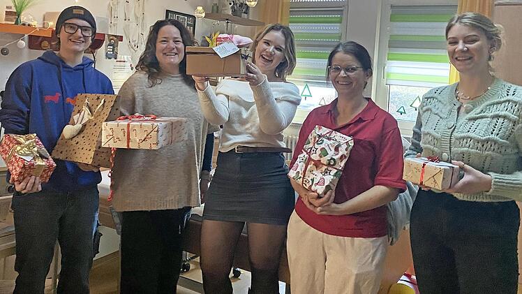 Auf der Station in der Kinder-Arche (v.l.): Paul M&uuml;ller, stellvertretende Schulleiterin Julia Lambert, Rebecca Jess, Yvonne Spangel (Mitarbeiterin bei der Kinder Arche) und Lara Kick.