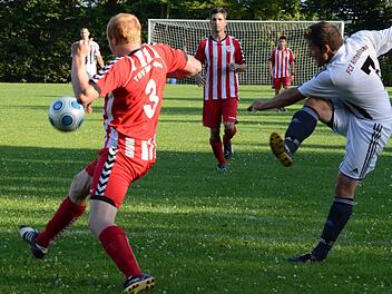 Mit Schwung: Rottershausens Fabian Schmitt setzt zum Volleyschuss an gegen den Rannunger Sebastian Röder. Foto: Jürgen Schmitt