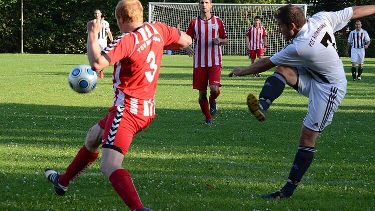 Mit Schwung: Rottershausens Fabian Schmitt setzt zum Volleyschuss an gegen den Rannunger Sebastian Röder. Foto: Jürgen Schmitt