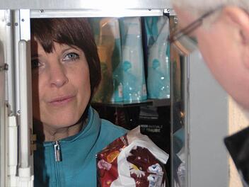 Wie im Nacht- und Notdienst bediente Susanne Giehl am Donnerstag Mittag Patienten, die ein Medikament in der Apotheke verlangten. Foto: G. Bauer