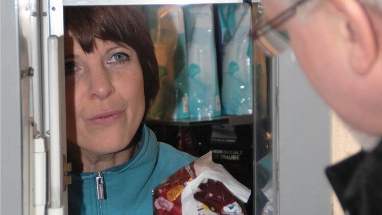 Wie im Nacht- und Notdienst bediente Susanne Giehl am Donnerstag Mittag Patienten, die ein Medikament in der Apotheke verlangten. Foto: G. Bauer