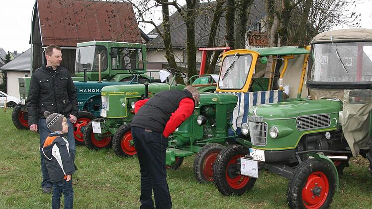 Ganz oben in Presseck gab es echte Männersachen zu bestaunen: Die Traktorfreunde Altenplos zeigten ihre Schmuckstücke.