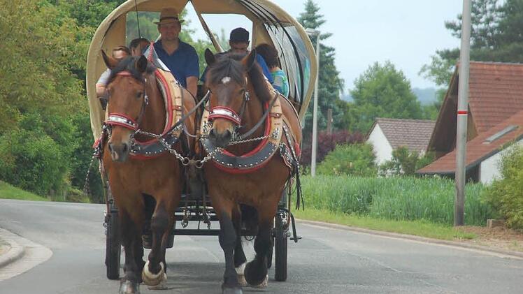 Mit der Kutsche kommen die Besucher schnell vom Lahm nach Pülsdorf oder umgekehrt.