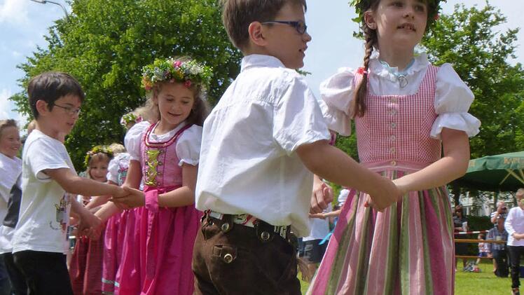 Der traditionelle Tanz der Zweitklässler.