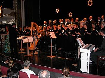 Ein bisschen eng wurde es auf der Bühne des Kurtheaters, als die Kissibnger Sängervereinigung zum Adventskonzeert lud. Foto: Ewald Kiesel