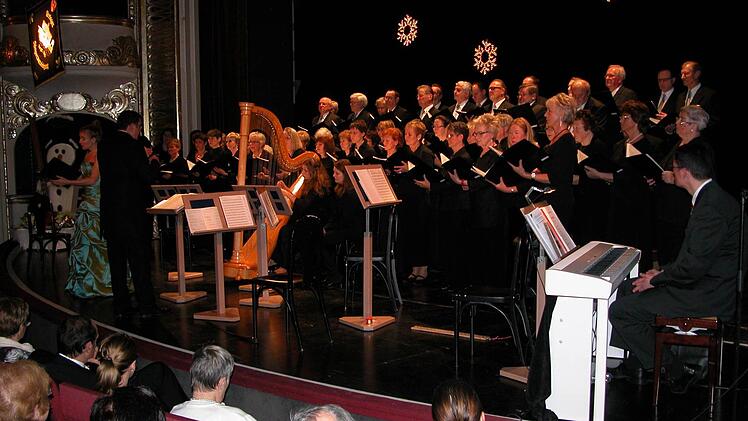 Ein bisschen eng wurde es auf der Bühne des Kurtheaters, als die Kissibnger Sängervereinigung zum Adventskonzeert lud. Foto: Ewald Kiesel