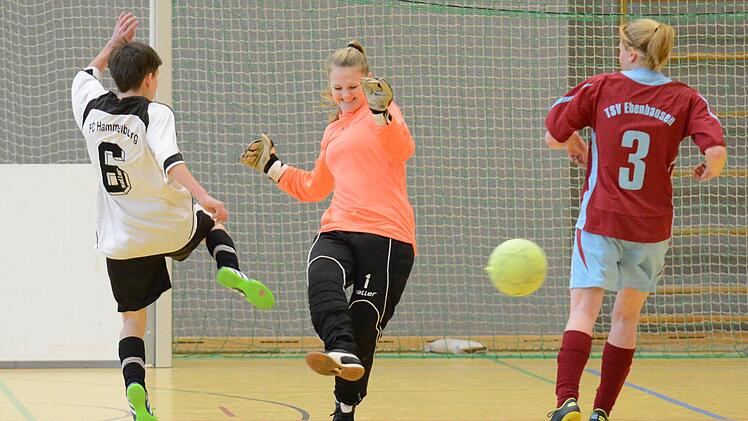 Szene aus dem Spiel des FC Hammelburg I (in weiß) gegen den TSV Ebenhausen. Foto: ssp