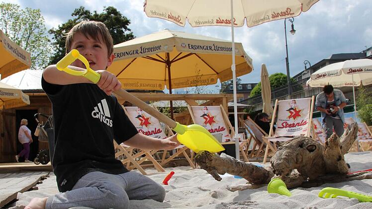 Der kleine Vincenz Haase hat sein Strandspielzeug zur Eröffnung des Stadtstrandes mitgebracht. Fotos: Benedikt Borst
