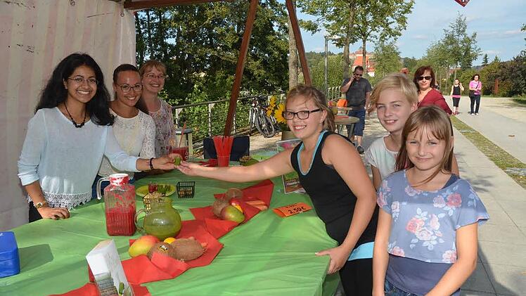 Eine Schülergruppe des Kaspar-Zeuß-Gymnasiums machte mit selbst gemixten erfrischenden Smoothies Werbung für gesunde Getränke und Ernährung.