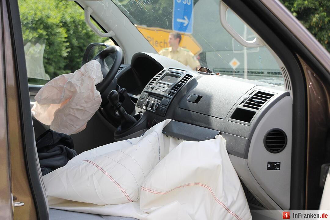 Kleintransporter übersieht Audi im Kreuzungsbereich