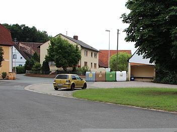 Statt einem alten Buswartehäuschen und Flaschencontainern (im Hintergrund) würde sich hier ein schmucker Dorfplatz mit einem Dorfgemeinschaftshaus besser machen.  Foto: Andreas Dorsch