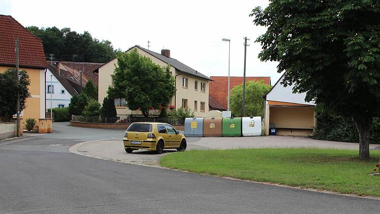 Statt einem alten Buswartehäuschen und Flaschencontainern (im Hintergrund) würde sich hier ein schmucker Dorfplatz mit einem Dorfgemeinschaftshaus besser machen.  Foto: Andreas Dorsch