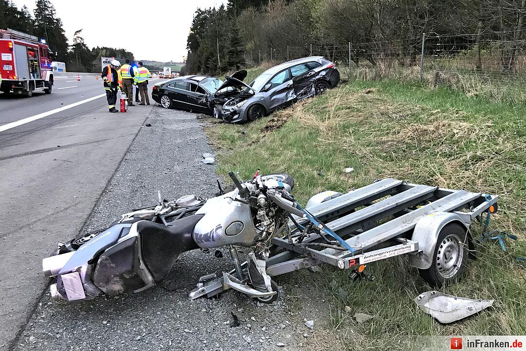 A9: 35-Jähriger verliert Kontrolle über sein Auto und kollidiert mit Anhängergespann