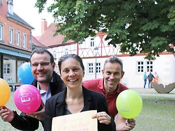 Christine Schikora, Oliver Schikora (links) und Arno Reuscher (rechts) freuen sich, dass sie wieder ein tolles Programm beim Mürschter Kinderfest anbieten können.  Foto: H. Beudert