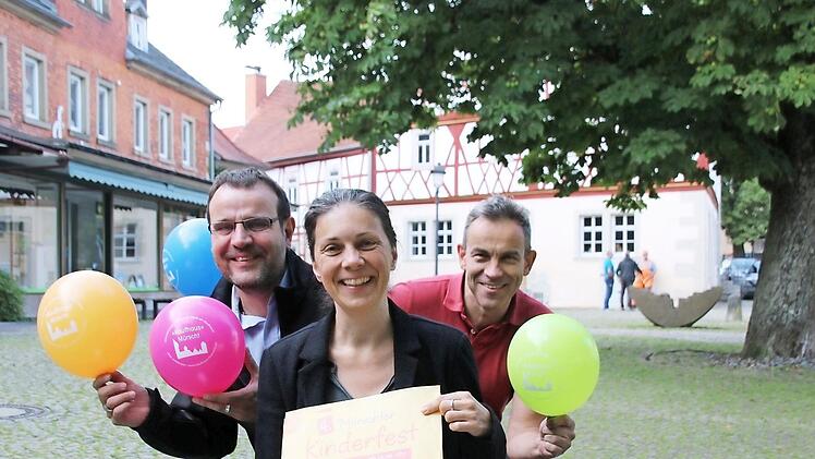 Christine Schikora, Oliver Schikora (links) und Arno Reuscher (rechts) freuen sich, dass sie wieder ein tolles Programm beim Mürschter Kinderfest anbieten können.  Foto: H. Beudert