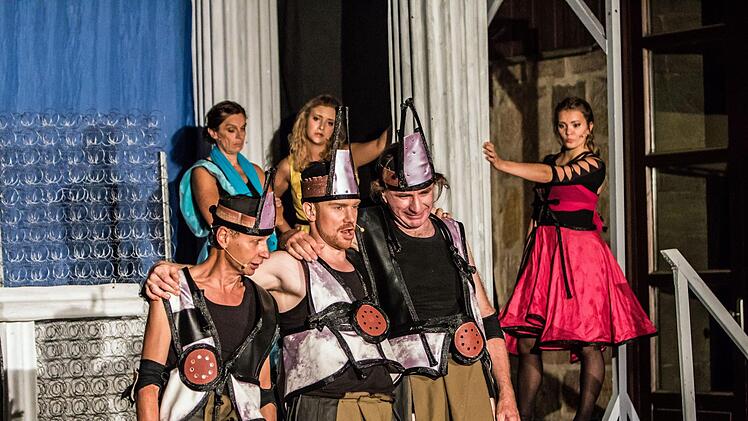 Happy End unter freiem Himmel: mit einer Musical-Version der Antiken Komödie "Lysistrata" gastierte der Fränkische Theatersommer in der Domäne Oeslau.Foto: Jochen Berger