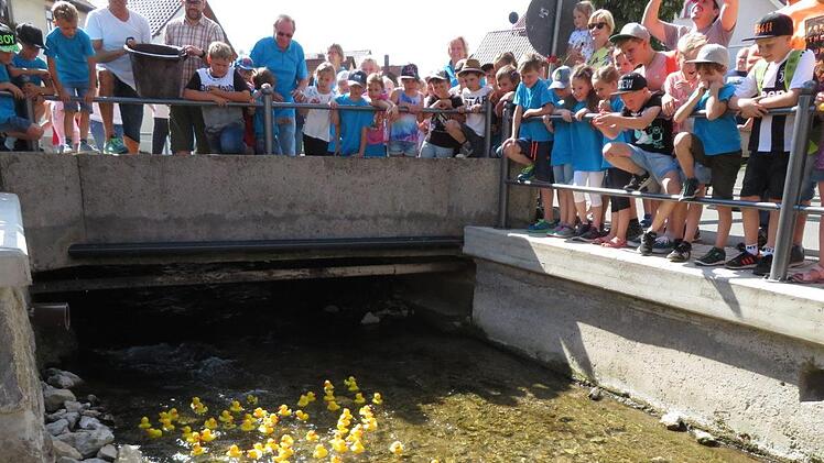 Wer schafft die 80 Meter am schnellsten? Viele Zuschauer begleiteten "ihre" Ente. Fotos: Monika Schütz
