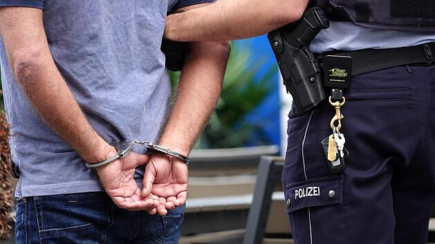 Ein 53-jähriger Mann wurde auf der A9 bei Himmelkron festgenommen. Er wurde wegen mehrerer Haftbefehle gesucht und hatte keine Fahrerlaubnis mehr. Symbolfoto: Johannes Neudecker/dpa