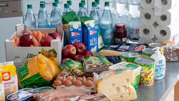 Lebensmittel und Produkte des täglichen Bedarf liegen auf einem Küchentisch in einem Privathaus. Als Lehre aus der Corona-Pandemie und der Flut rät der Katastrophenschutz für den Katastrophenfall zu einem Notvorrat.